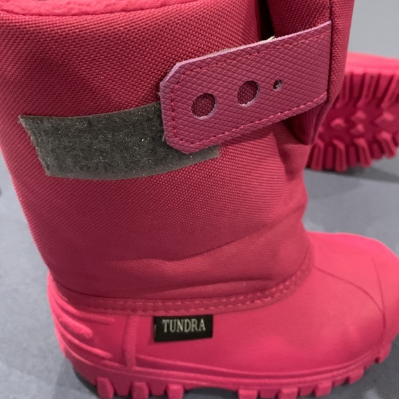 Hot pink adorable and durable snow boots - excellent quality - Picture 3 of 3